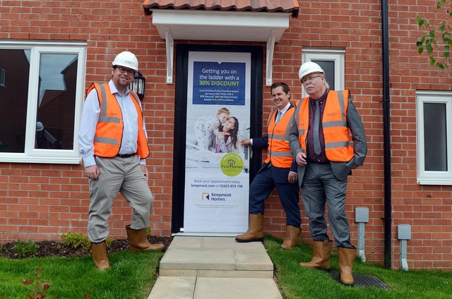 Menteri Perumahan, Komunitas, dan Pemerintah Daerah Robert Jenrick bersama dengan Politisi Bolosver Mark Fletcher dan Pemilin Bolsover District Council Steve Fritchley dalam peluncuran Pogram First Homes (Foto: Derbyshire Times)